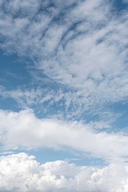 Błękitne niebo z wietrznymi chmurami ujęcie pionowe