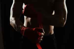 Bezpłatne zdjęcie bliska bandażowanie rąk boksera