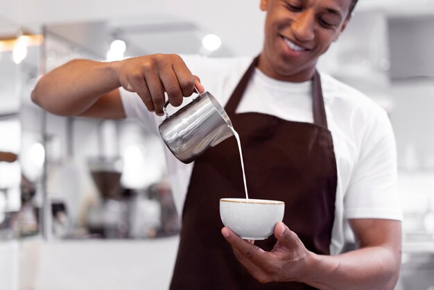 Bliska buźka barista robi kawę