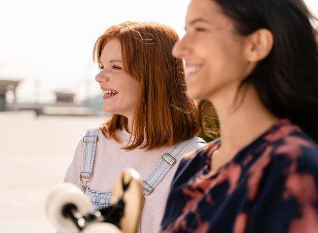 Bliska Buźki Kobiet Z Longboard