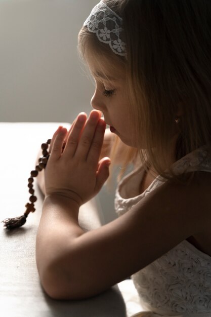 Bliska chrześcijanka modląca się z krucyfiksem