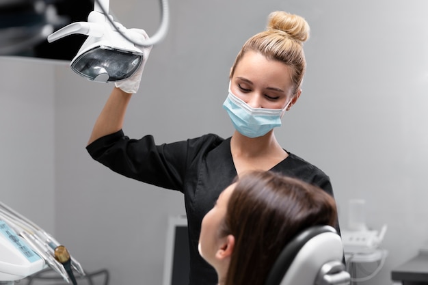 Bezpłatne zdjęcie bliska dentysta noszący maskę na twarz