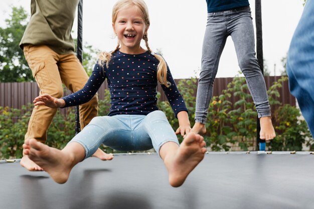 Bliska dzieci skaczące na trampolinie