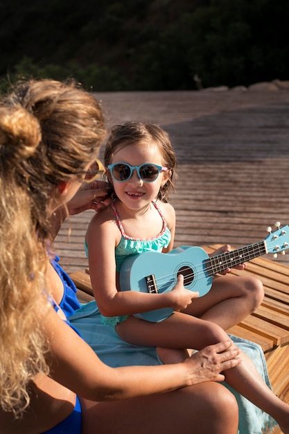 Bliska dzieciak grający na gitarze