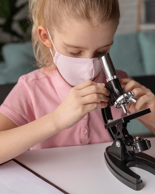 Bezpłatne zdjęcie bliska dziecko uczące się z mikroskopem