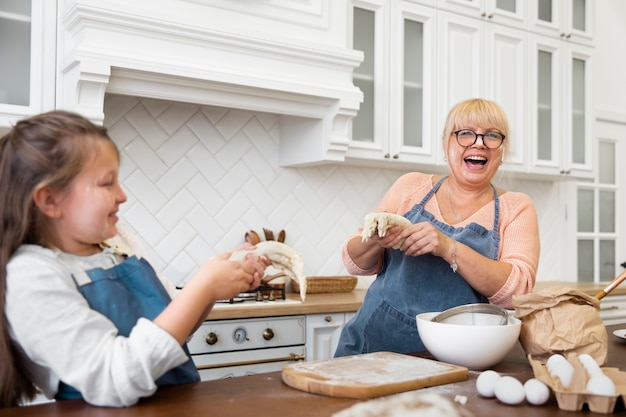 Bliska dziewczyna i babcia bawią się