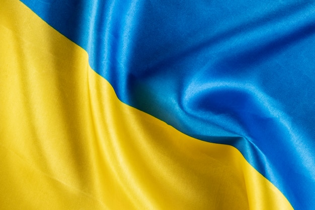 Bliska flaga ukraińska nad widokiem
