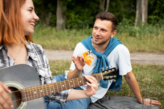 Bliska kobieta grająca na gitarze