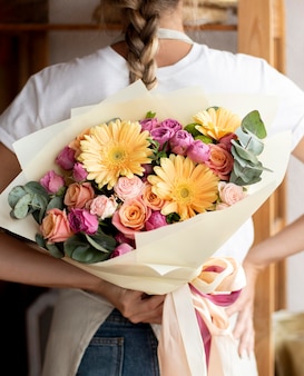 Bliska kobieta trzyma bukiet kwiatów