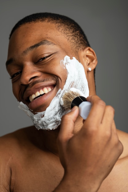 Bezpłatne zdjęcie bliska mężczyzna stosujący krem do golenia