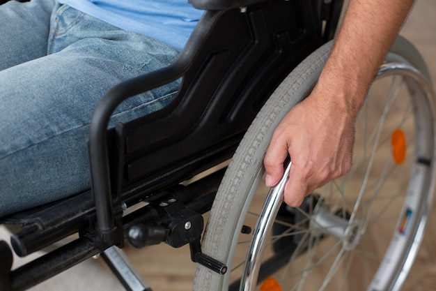 Bezpłatne zdjęcie bliska osoba na wózku inwalidzkim