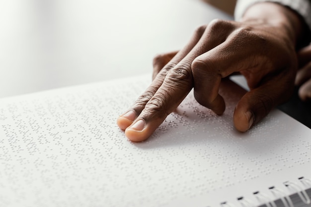 Bezpłatne zdjęcie bliska palce czytające alfabet braille'a