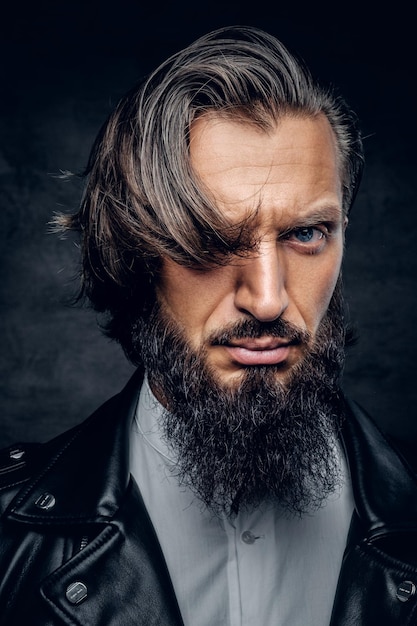Bliska portret brodaty mężczyzna z długimi włosami wygląda dziko.