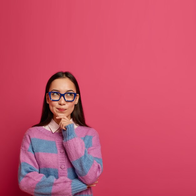 Bliska portret całkiem młoda kobieta na białym tle