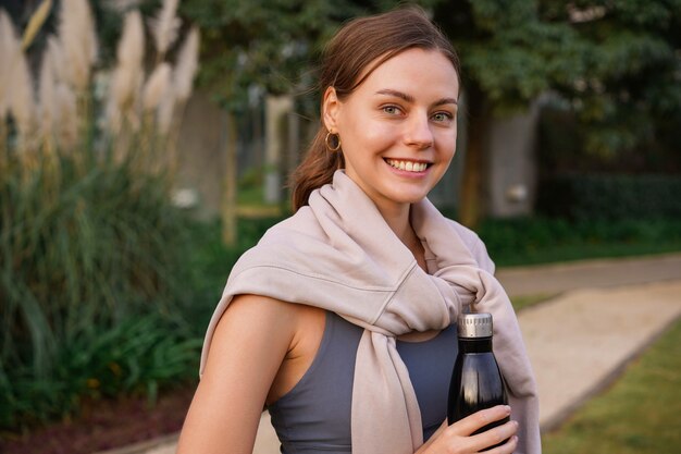 Bliska portret ładnej brunetki kobiety z miękkim naturalnym makijażem pozowanie na zewnątrz