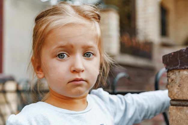 Bliska Portret Małej Blondynki W Letni Dzień