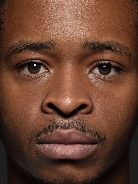 Bliska portret młodego i emocjonalnego człowieka afroamerykańskiego