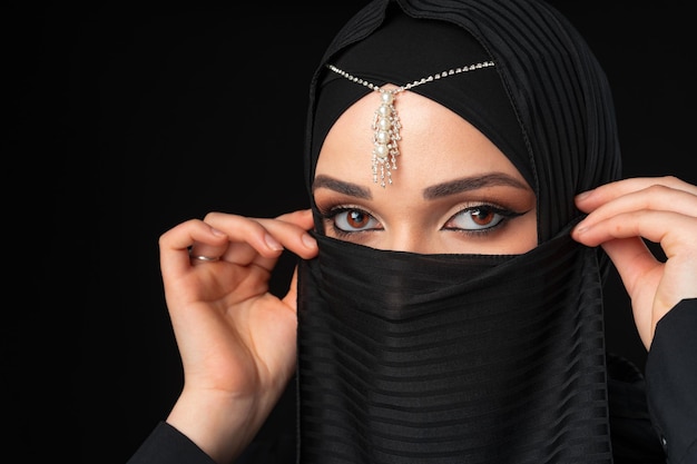 Bliska portret pięknej muzułmańskiej dziewczyny ubranej w hidżab