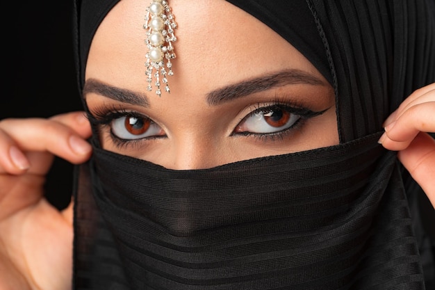 Bezpłatne zdjęcie bliska portret pięknej muzułmańskiej dziewczyny ubranej w hidżab