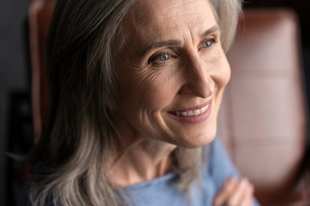 Bezpłatne zdjęcie bliska portret starszej kobiety