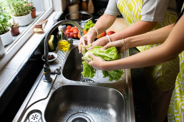 Bliska ręce do mycia warzyw