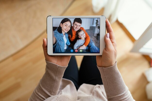 Bliska ręce mając tablet