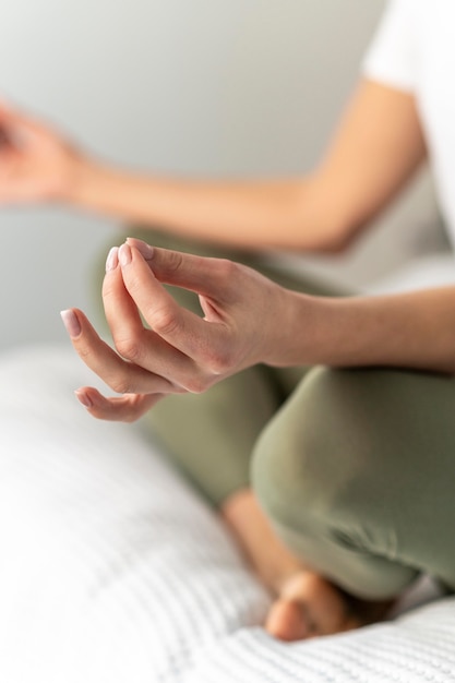 Bliska ręka medytacji gest