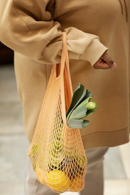 Bezpłatne zdjęcie bliska ręka niosąca eko torbę