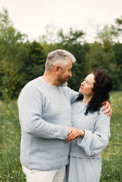 Bliska romantyczna para stojąca w jesiennym parku i przytulająca się w ciągu dnia