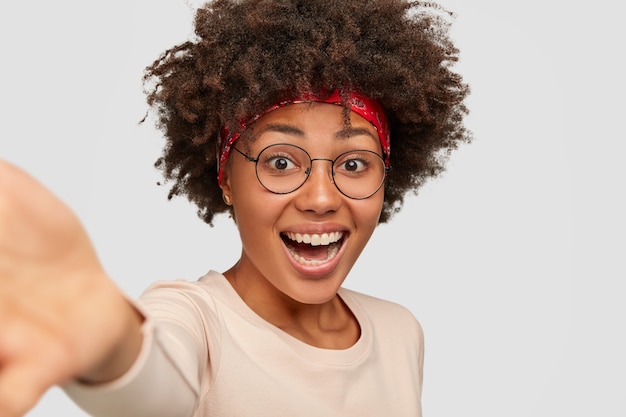 Bliska Strzał Szczęśliwy Uszczęśliwiony Afro American Kobieta Z Zadowolonym Wyrazem