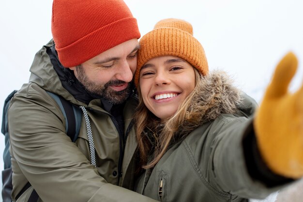 Bliska szczęśliwa para biorąc selfie