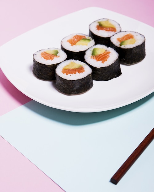 Bezpłatne zdjęcie bliska talerz z pyszne sushi