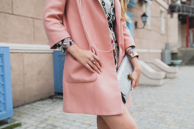 Bliska torebka atrakcyjna stylowa kobieta spaceru ulicą miasta w różowy płaszcz