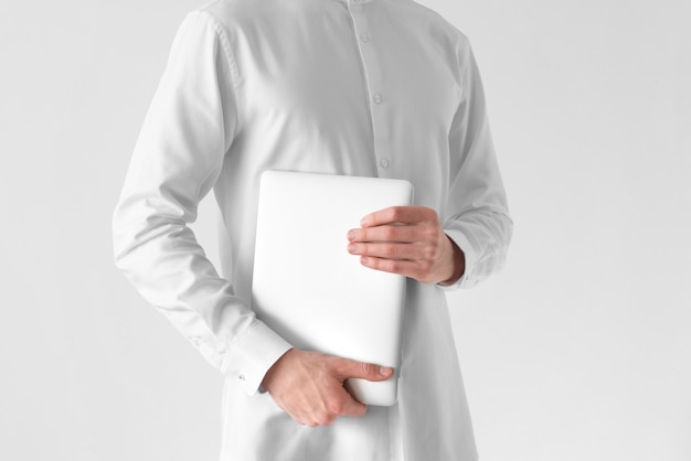 Bliska trzymając się za ręce laptopa