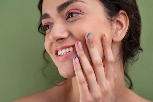 Bliska uśmiechnięta kobieta z francuskim manicure