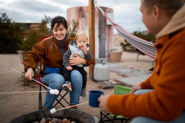 Bliska uśmiechnięta rodzina na amerykańskiej pustyni