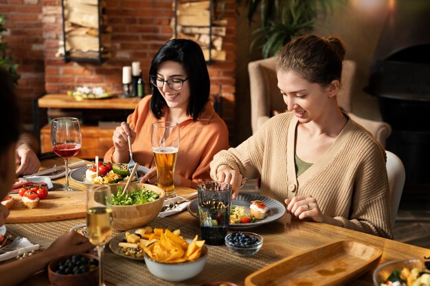 Bliska uśmiechniętych przyjaciół w restauracji