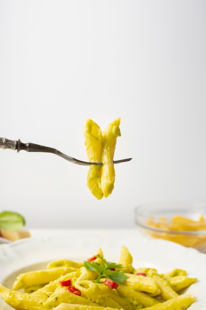 Bliska Widelec I Penne Z Pesto I Czerwoną Papryką W Misce