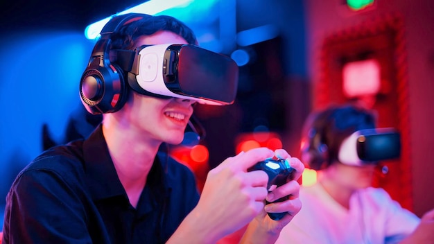 Bezpłatne zdjęcie bliski widok uśmiechniętej nastolatki grającej na konsoli do gier w zestawie vr i słuchawkach za pomocą gamepada