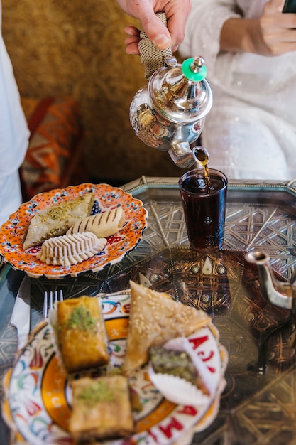 Bliższy widok arabskiego jedzenia i herbaty