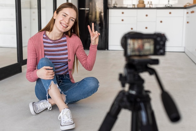 Blogger robi znakowi pokoju przed kamerą