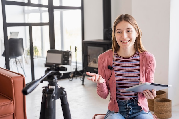 Blogger rozmawia z aparatem i używa tabletu