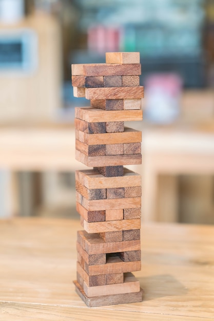 Blokuje grę z drewna (jenga) na drewnianym stole