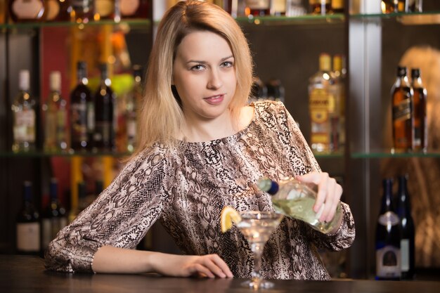 Blond dziewczyna barman w pracy