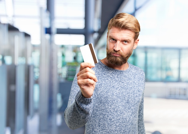 Bezpłatne zdjęcie blond hipster człowiekiem. happy wypowiedzi