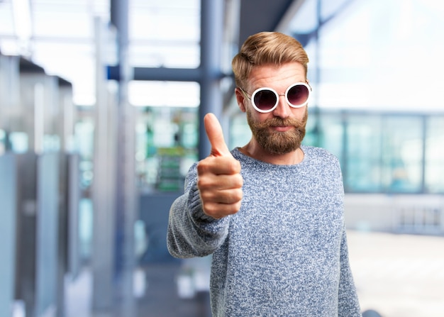 Bezpłatne zdjęcie blond hipster człowiekiem. happy wypowiedzi