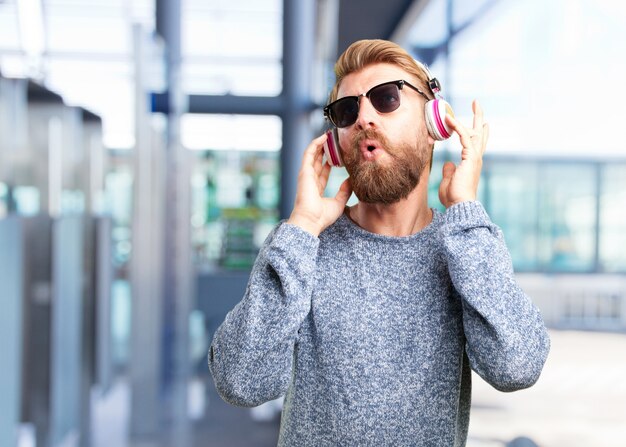 blond hipster człowiekiem. happy wypowiedzi