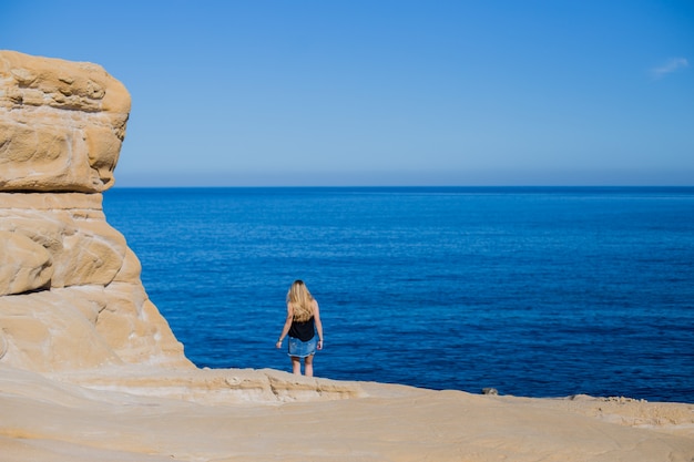 Bezpłatne zdjęcie blond na plaży