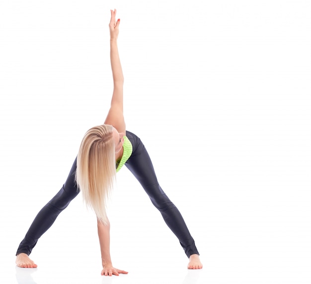 Bezpłatne zdjęcie blond sportsmenka wykonywania jogi na białym tle na boku
