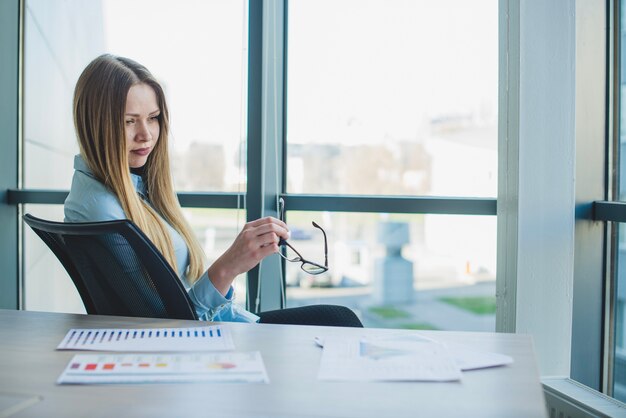 Blonde businesswoman na krześle